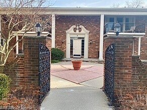 885 N Old Woodward Ave in Birmingham, MI - Building Photo - Building Photo