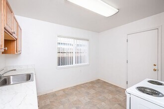 700-702 Poplar Ave in West Sacramento, CA - Building Photo - Building Photo