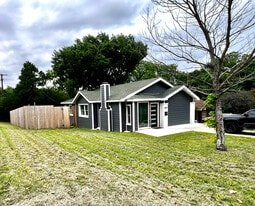 Room in House on W Brooklyn Ave in Dallas, TX - Building Photo