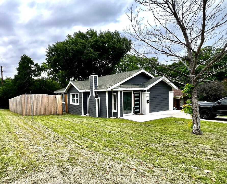 Room in House on W Brooklyn Ave in Dallas, TX - Building Photo