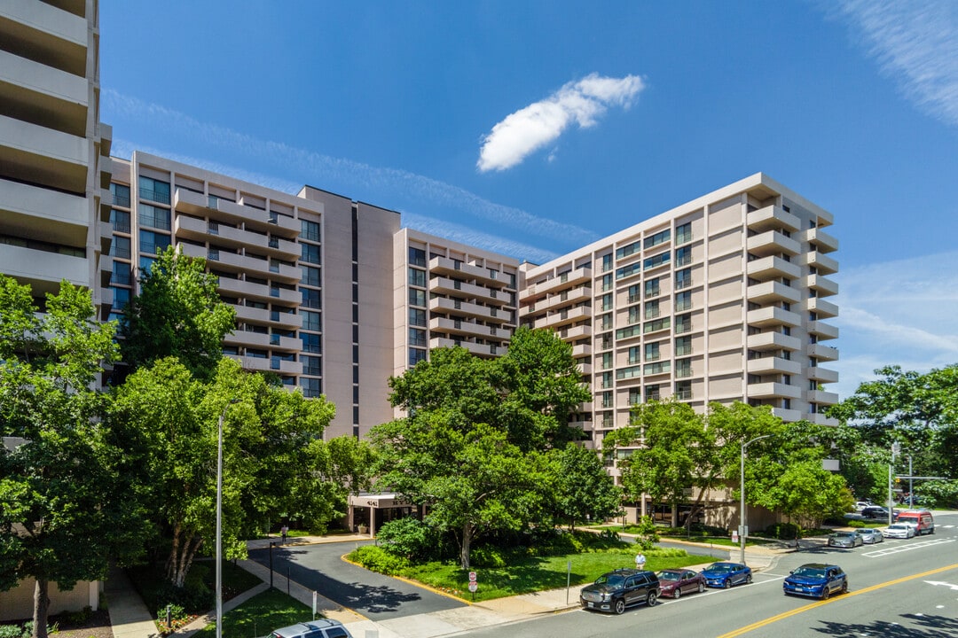 Hyde Park Condominium in Arlington, VA - Building Photo