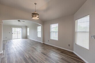 9802 Vandenberg Way in San Antonio, TX - Building Photo - Building Photo