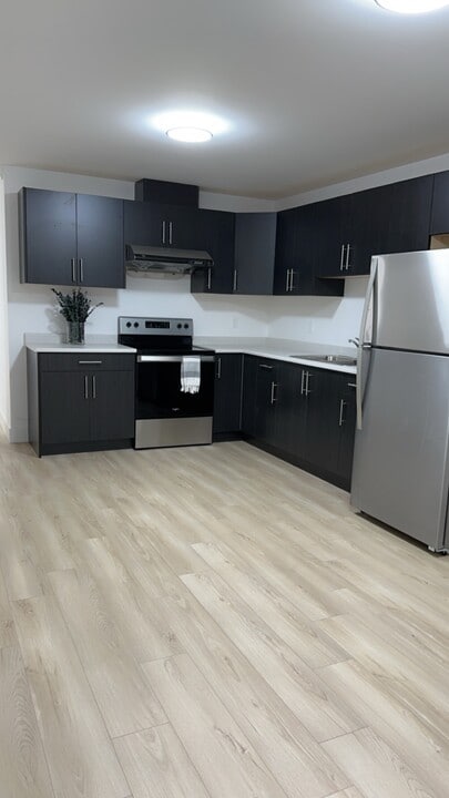 16679 15A Av in Surrey, BC - Building Photo