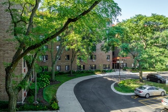 Huntington Towers in Mount Prospect, IL - Building Photo - Building Photo