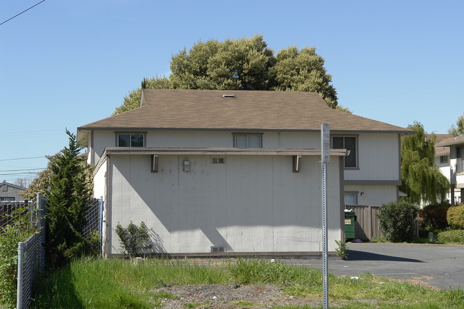 1555 Mono Ave in San Leandro, CA - Building Photo - Building Photo