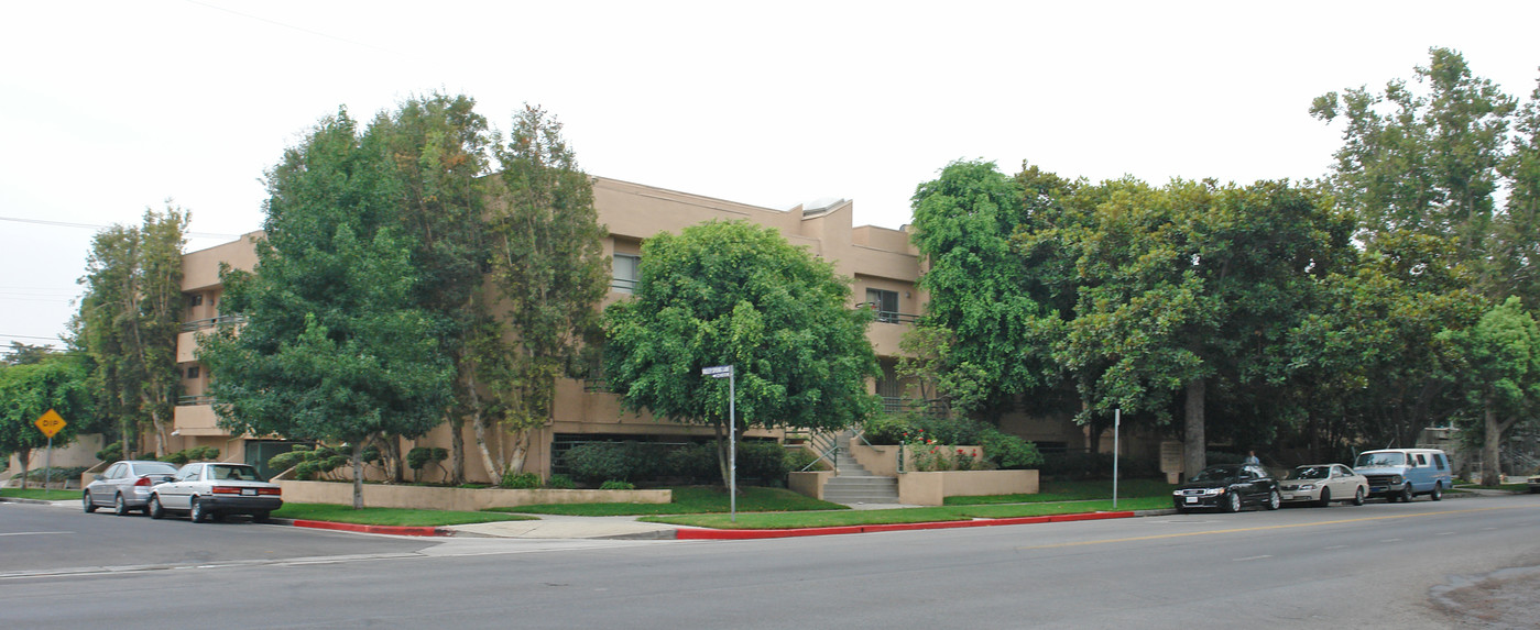 Whitsett Park South Apartments in Studio City, CA - Building Photo