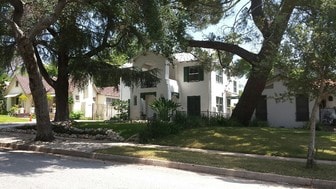 1404 N Holliston Ave in Pasadena, CA - Building Photo