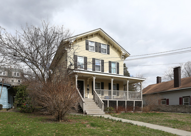 27 McKinley Ave in Norwich, CT - Foto de edificio - Building Photo