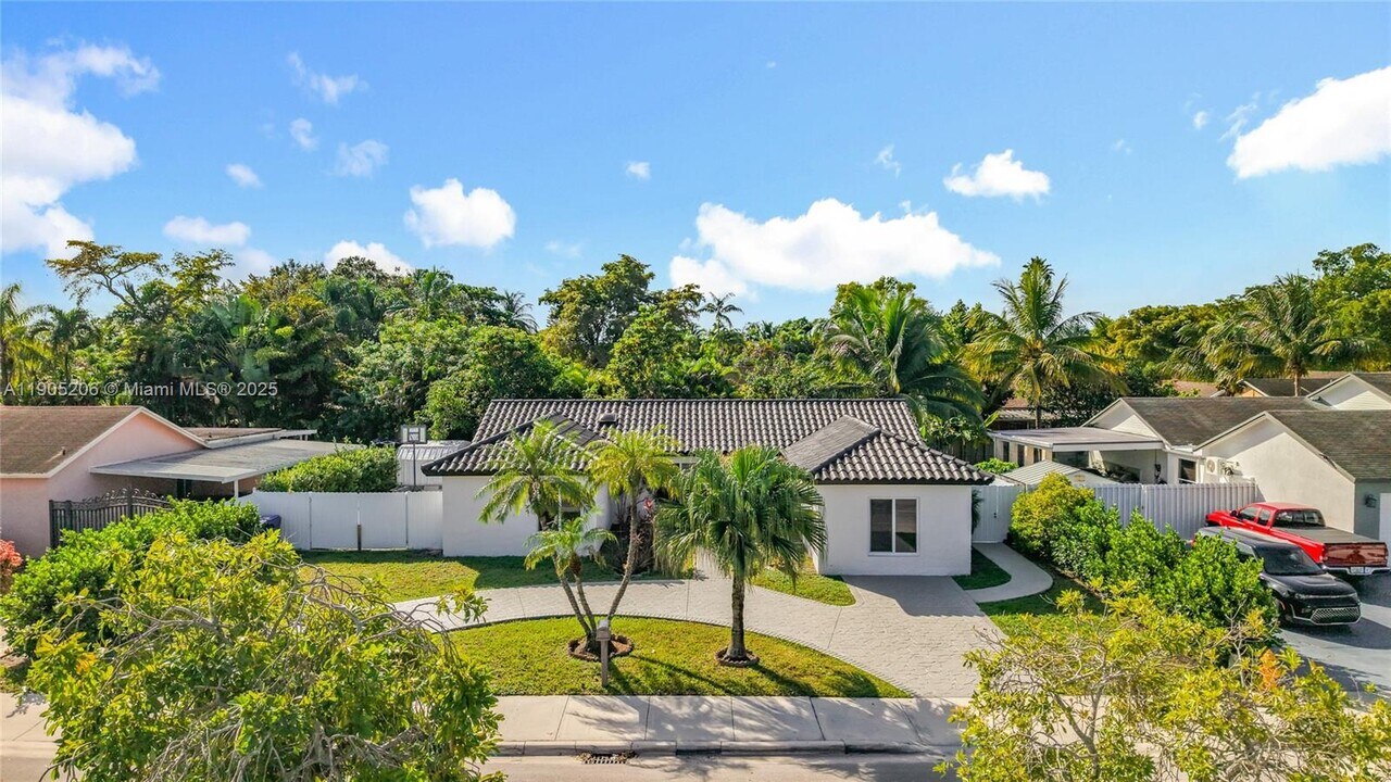 5874 NW 199th St in Hialeah, FL - Building Photo