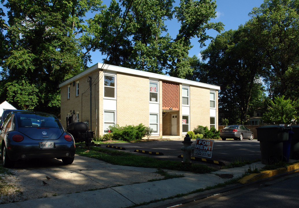 7304 Dickinson Ave in College Park, MD - Building Photo