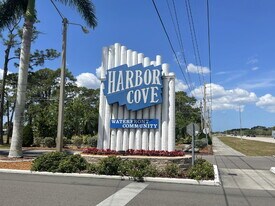 542 Tampico Dr in North Port, FL - Building Photo