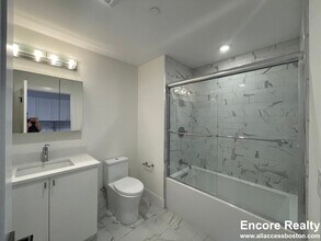 190 Green St, Unit 402 in Boston, MA - Foto de edificio - Building Photo