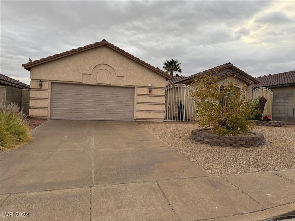 261 Albany Way in Henderson, NV - Building Photo