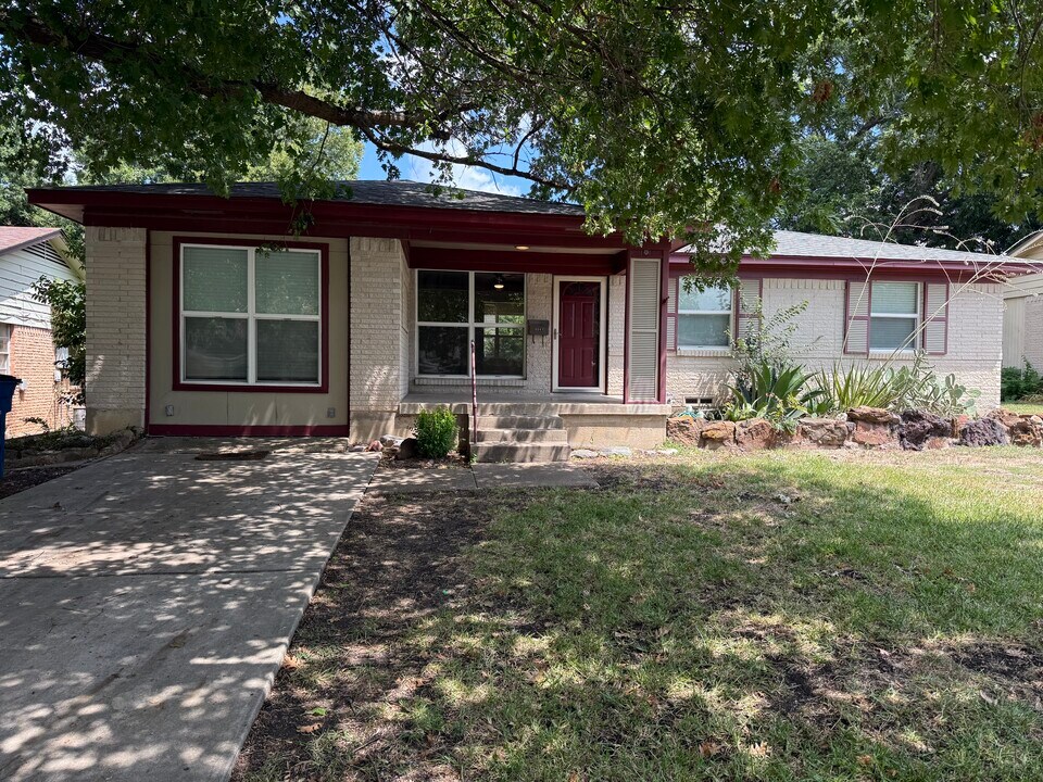 8547 Stillwater Dr in Dallas, TX - Building Photo