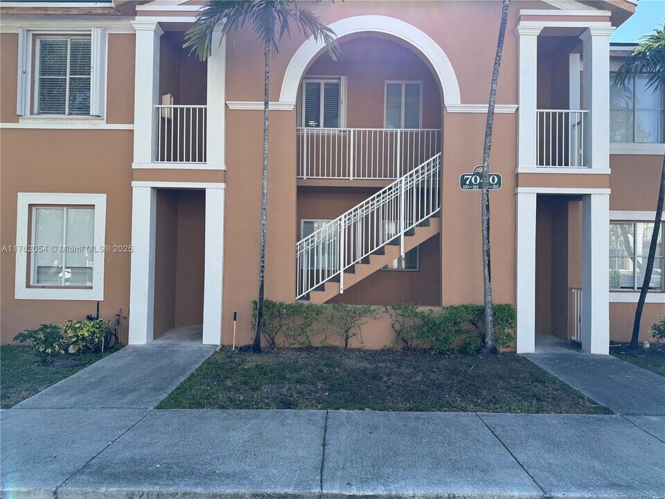 7040 NW 177th St in Hialeah, FL - Building Photo