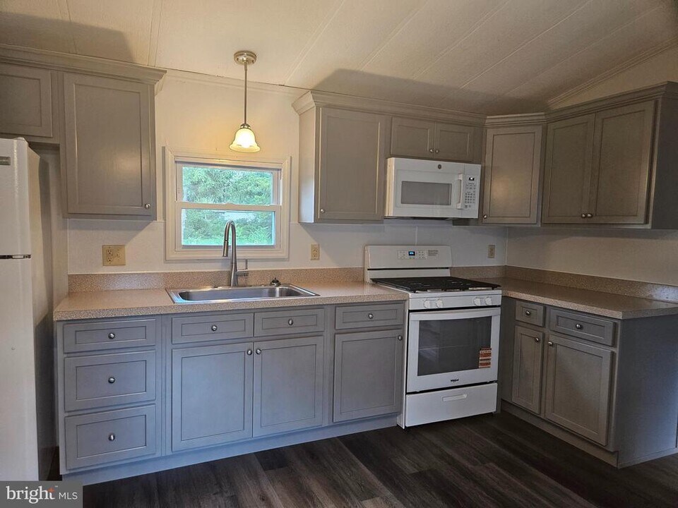 32 Elmer St in Franklin, NJ - Building Photo