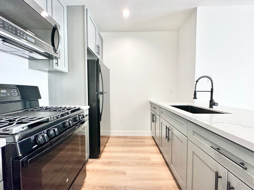 1541 Ocean Ave in Santa Monica, CA - Building Photo