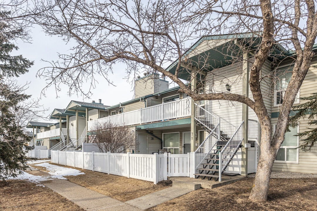 Emerald Place in Edmonton, AB - Building Photo