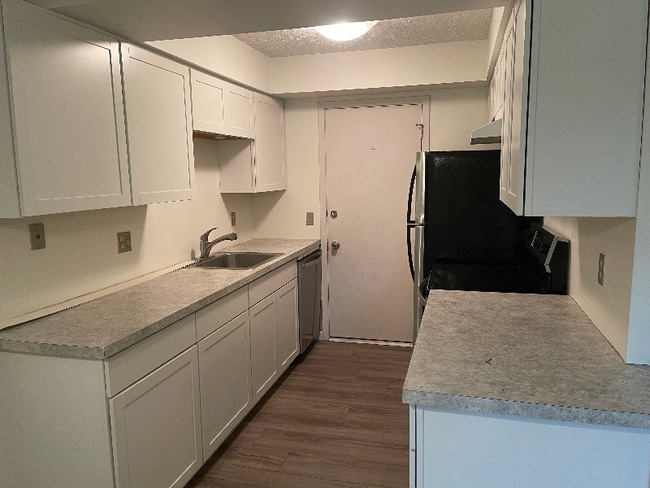 property at 13952 Oakbrook Dr