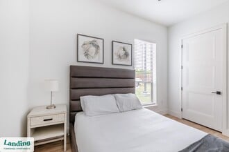 650 E Sycamore St, Unit 3101 in Denton, TX - Foto de edificio - Building Photo