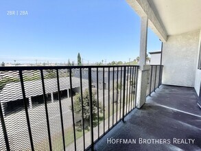 14011 S Budlong Ave, Unit 207 in Gardena, CA - Foto de edificio - Building Photo