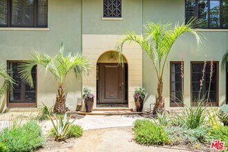 2000 N Hobart Blvd in Los Angeles, CA - Building Photo - Building Photo