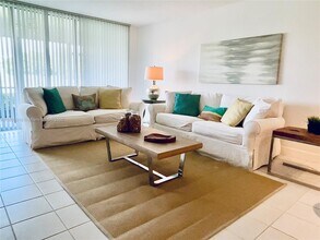 2701 S Palm Aire Dr in Pompano Beach, FL - Building Photo - Building Photo