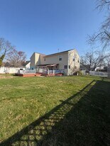 8 Windsor Dr in East Brunswick, NJ - Building Photo