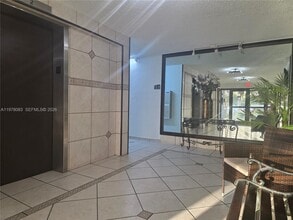 9688 Fontainebleau Blvd in Miami, FL - Building Photo - Building Photo