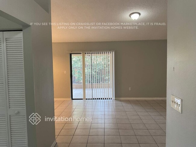 521 Carlsbad Dr in Kissimmee, FL - Foto de edificio - Building Photo