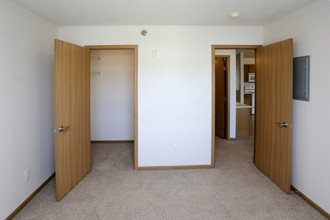 Woodstone & Cutters Grove Apartments in Fargo, ND - Building Photo - Interior Photo