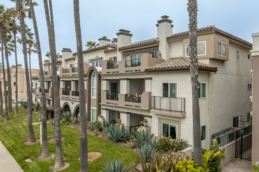 1516 Pacific Coast Hwy in Huntington Beach, CA - Building Photo