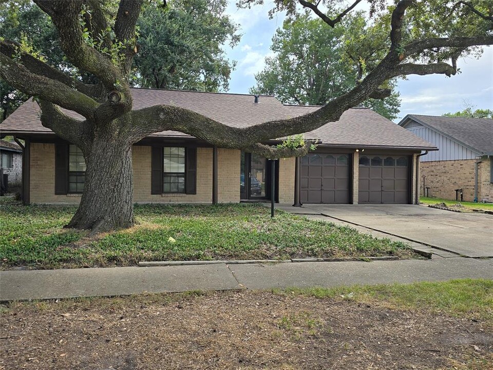 16315 Hollow Wood Dr in Houston, TX - Building Photo