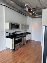 10 SW South River Dr, Unit 712 in Miami, FL - Foto de edificio - Building Photo