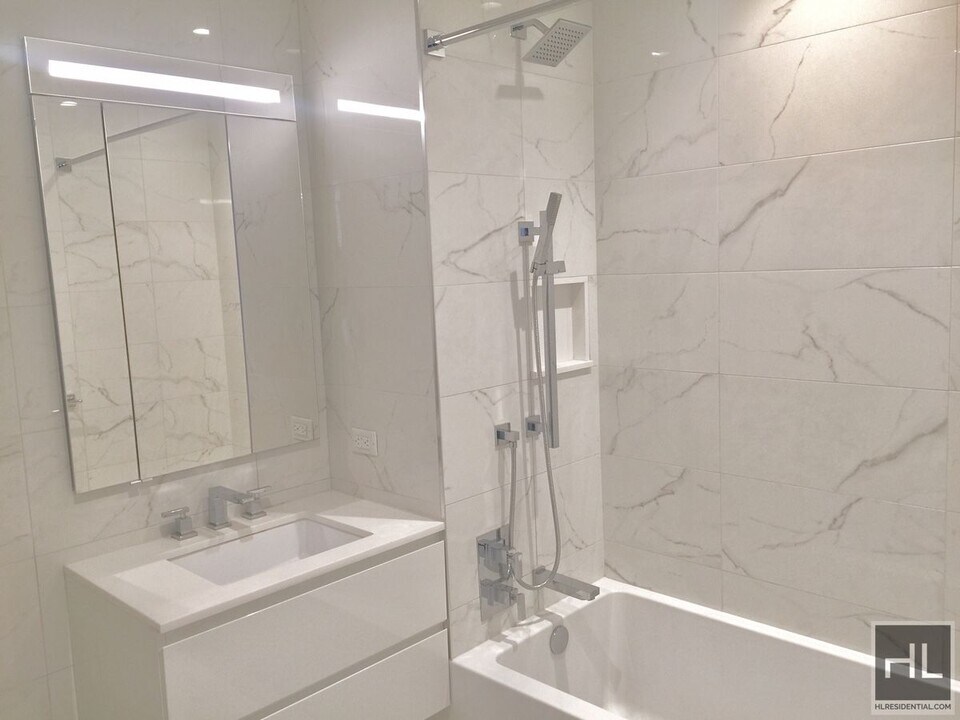 East 44th Street, Unit 22C in New York, NY - Foto de edificio