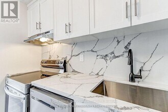 530 Lolita Gardens in Mississauga, ON - Building Photo - Building Photo