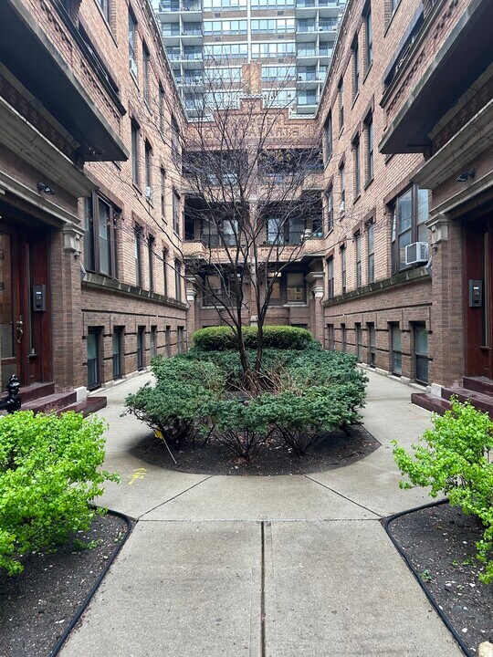 2743 N Hampden Ct, Unit 1E in Chicago, IL - Foto de edificio