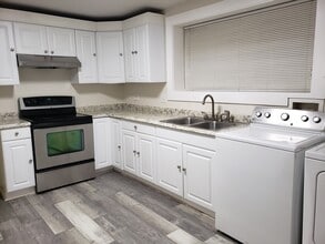 10811 56th Ave S, Unit Downstairs in Seattle, WA - Foto de edificio - Building Photo