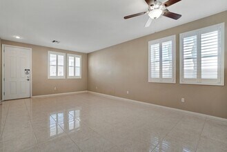 319 Fox Lake Ave in Las Vegas, NV - Foto de edificio - Building Photo