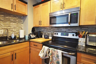 215 Maverick St, Unit 212-3 in Boston, MA - Building Photo - Building Photo