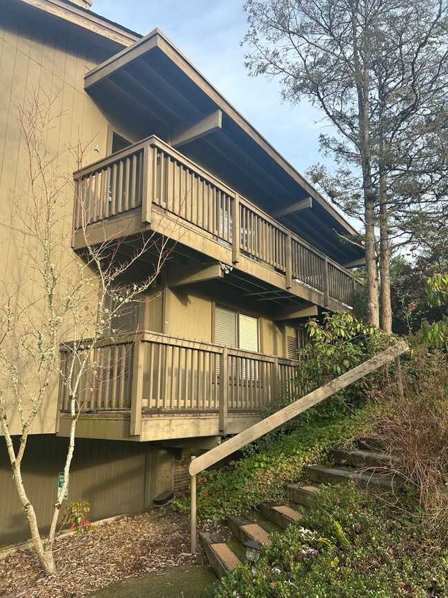 7744 SW Barnes Rd in Portland, OR - Building Photo - Building Photo