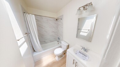547 N Flores St in Los Angeles, CA - Building Photo - Interior Photo
