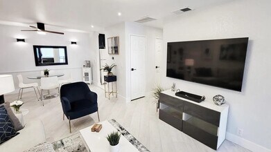 2857 N Los Felices Rd in Palm Springs, CA - Building Photo - Building Photo