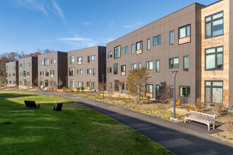 Meadows Apartments in Princeton, NJ - Foto de edificio - Building Photo