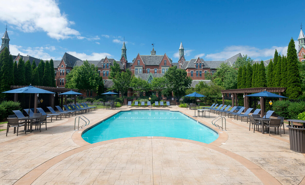 Bradlee Danvers in Danvers, MA - Foto de edificio