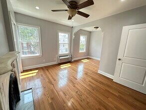 376 Forrest St, Unit 2 in Jersey City, NJ - Building Photo - Building Photo