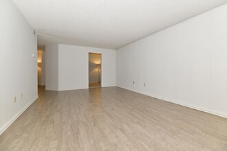 409-360 Bloor St E in Toronto, ON - Building Photo - Building Photo