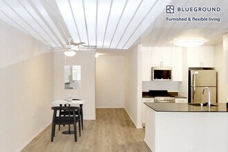 555 W Middlefield Rd in Mountain View, CA - Building Photo - Building Photo