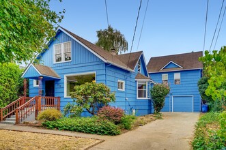 1728 SE Clatsop St in Portland, OR - Foto de edificio - Building Photo