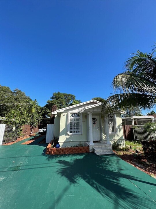 1337 NW 26th St in Miami, FL - Building Photo
